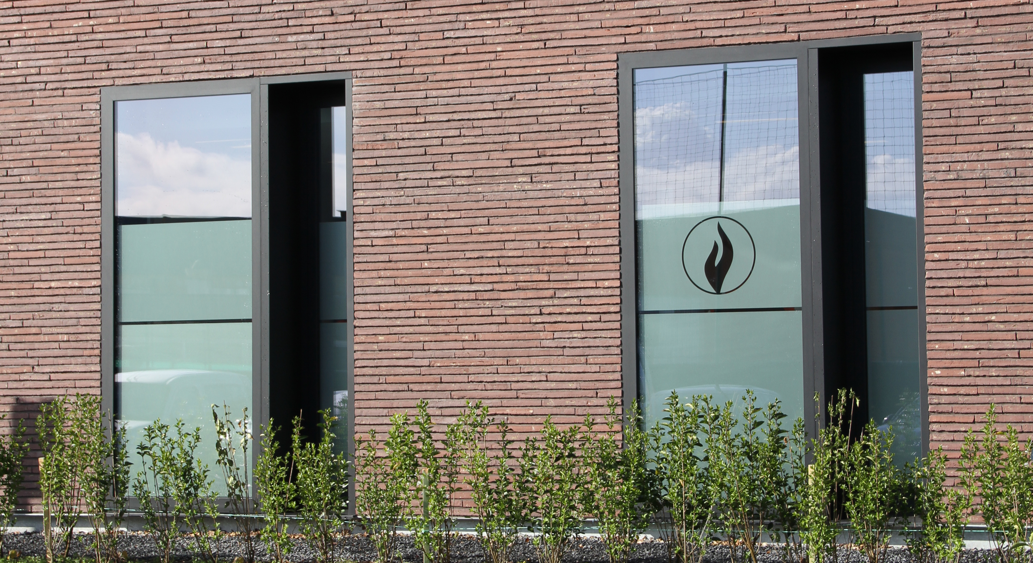 Politie LoWaZoNe logo in zandstraalfolie op raam