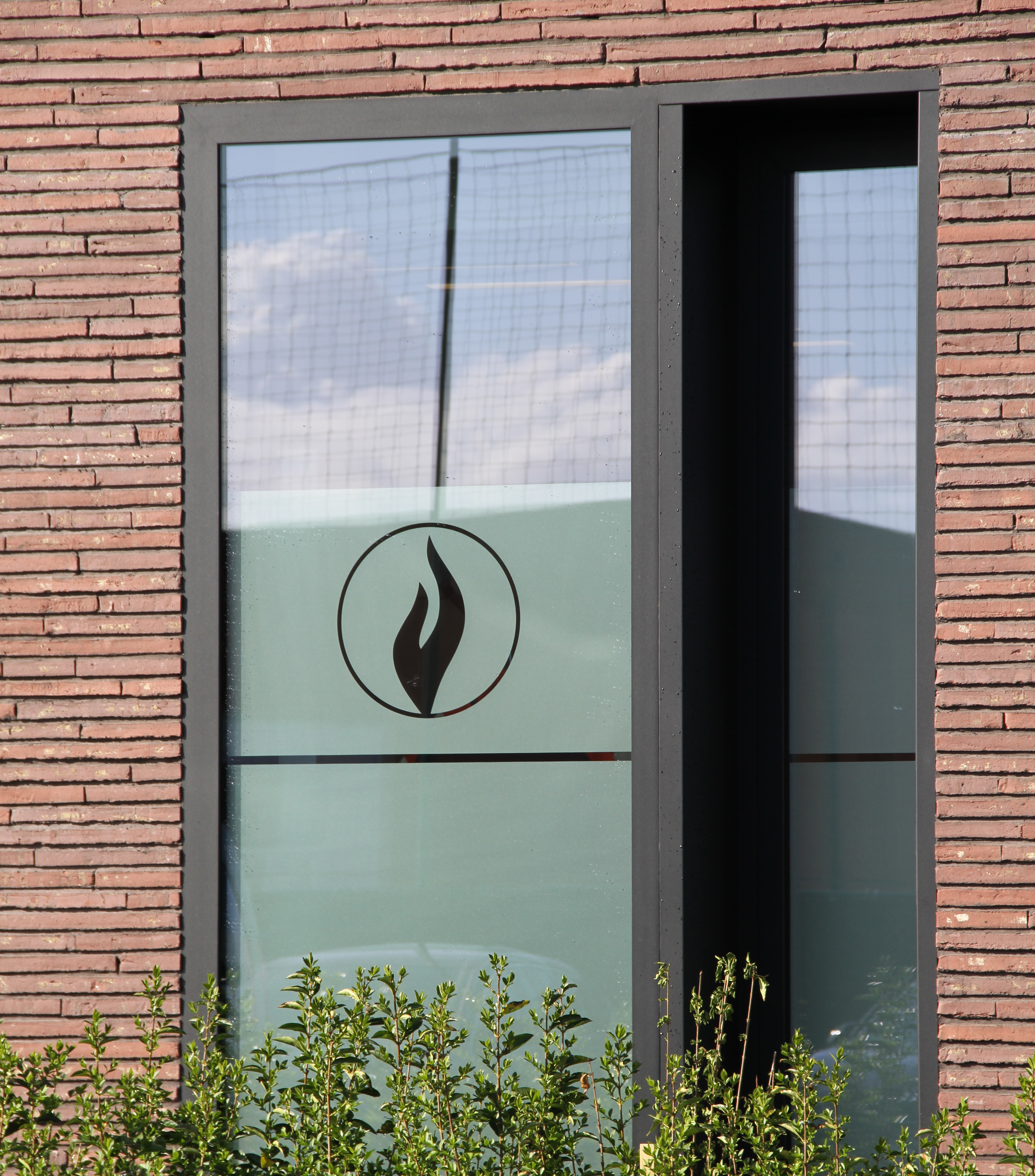 Police LoWaZoNe fenêtre avec lettrage