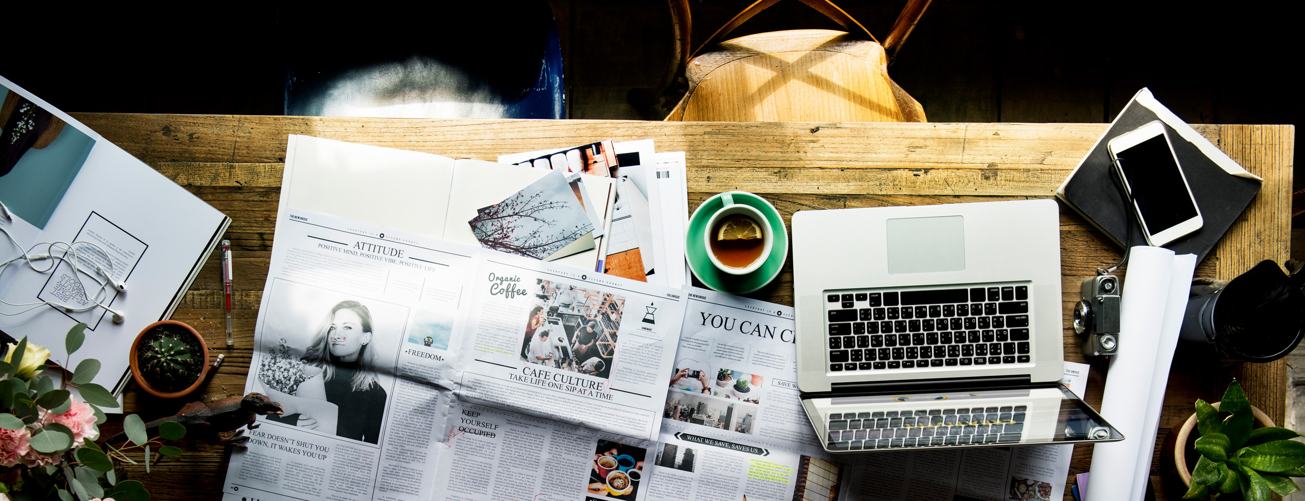 Bureau met marketing materiaal