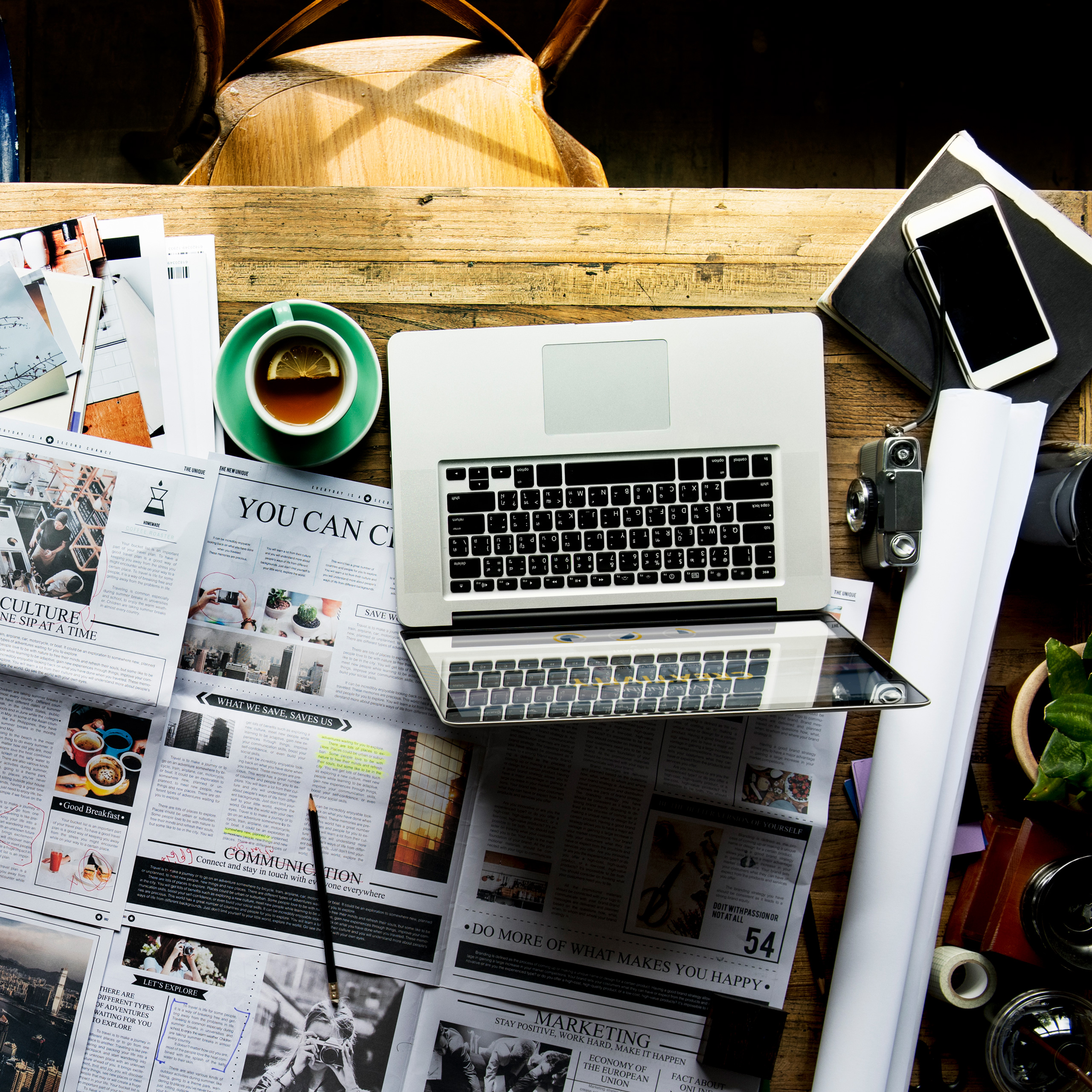 Bureau met marketingmateriaal