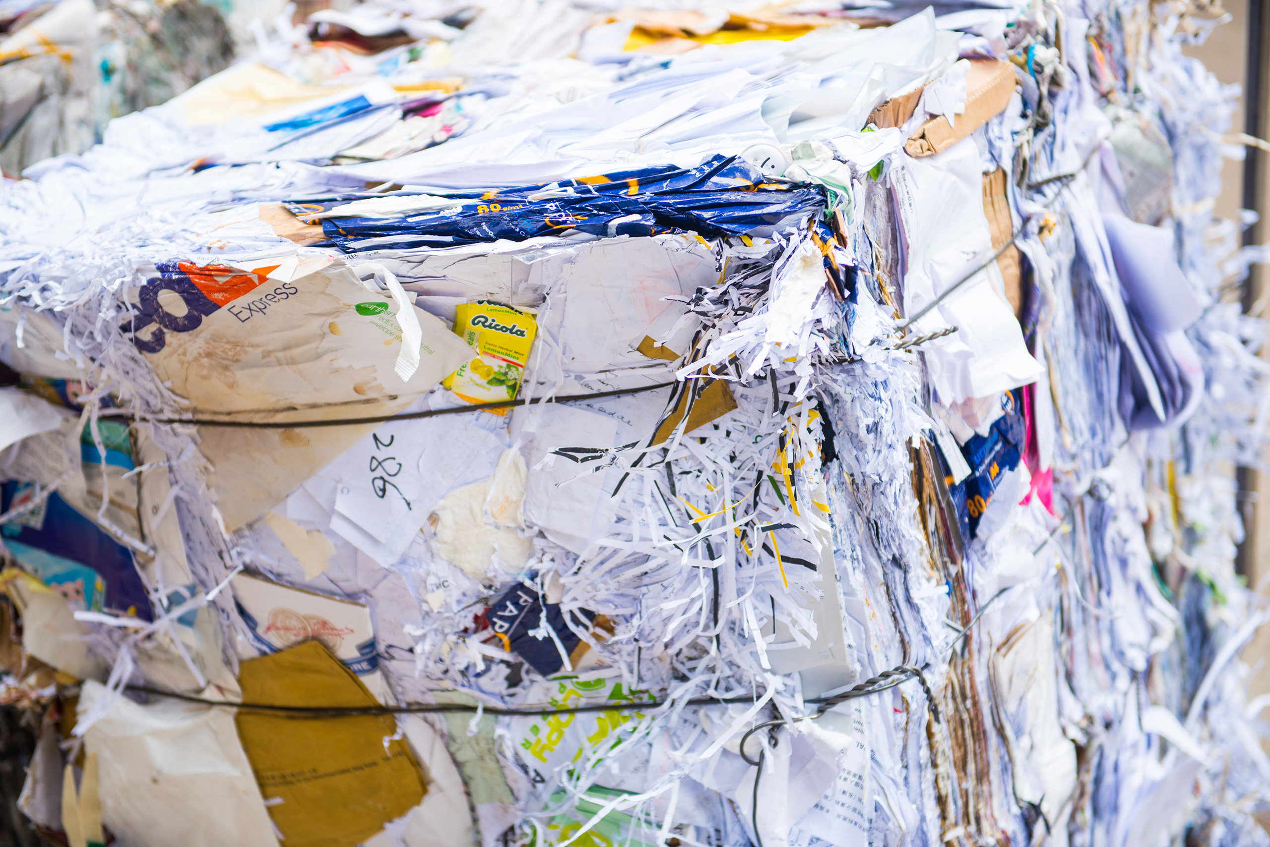 Samengebonden papier voor recyclage