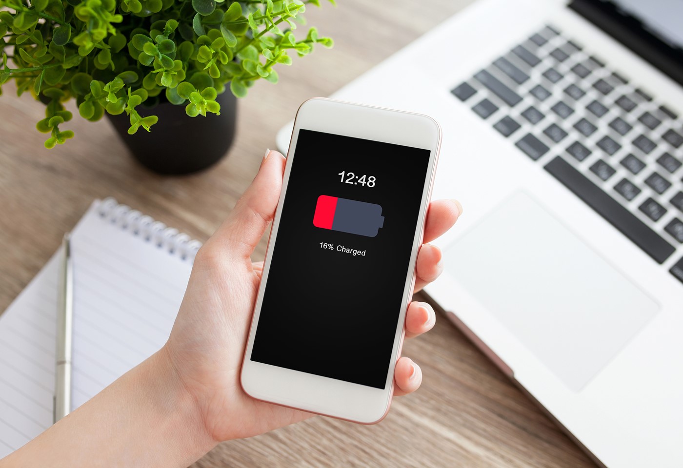 Smartphone met melding lege batterij