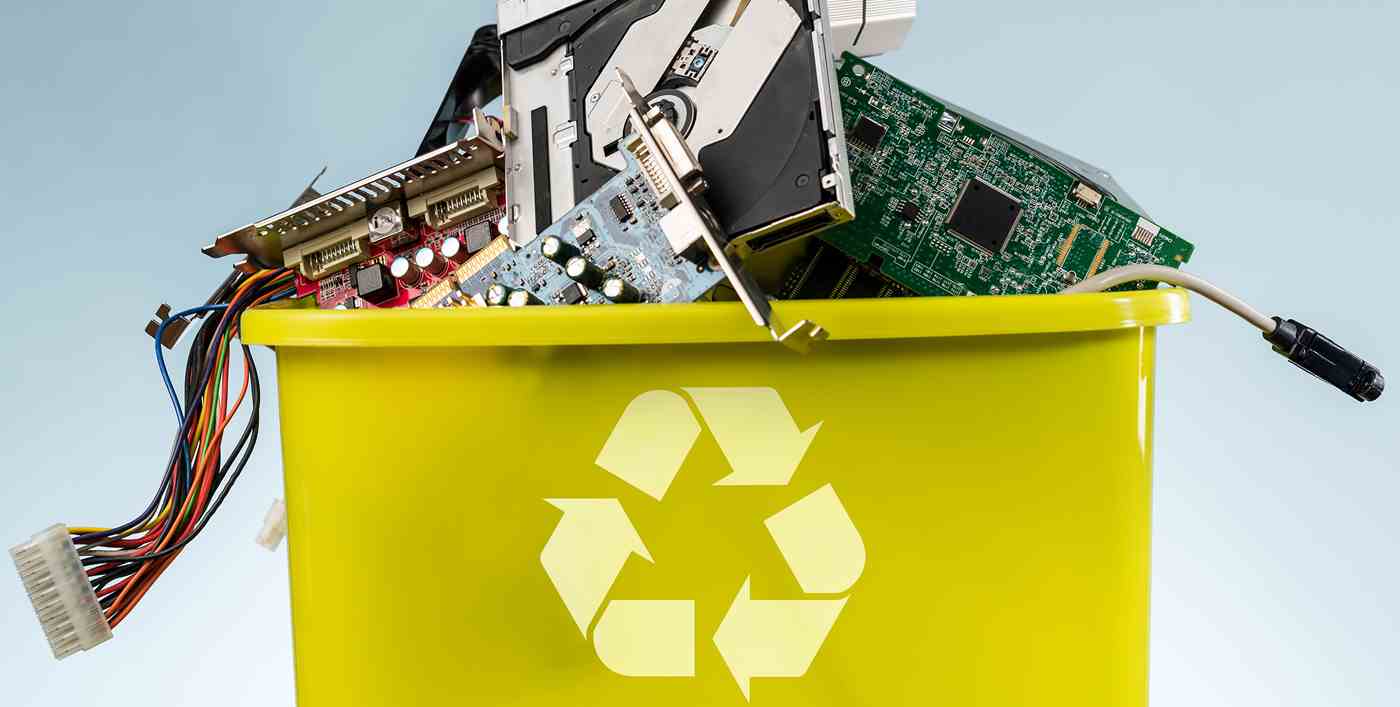 Recyclage-emmer met allerhande elektronica