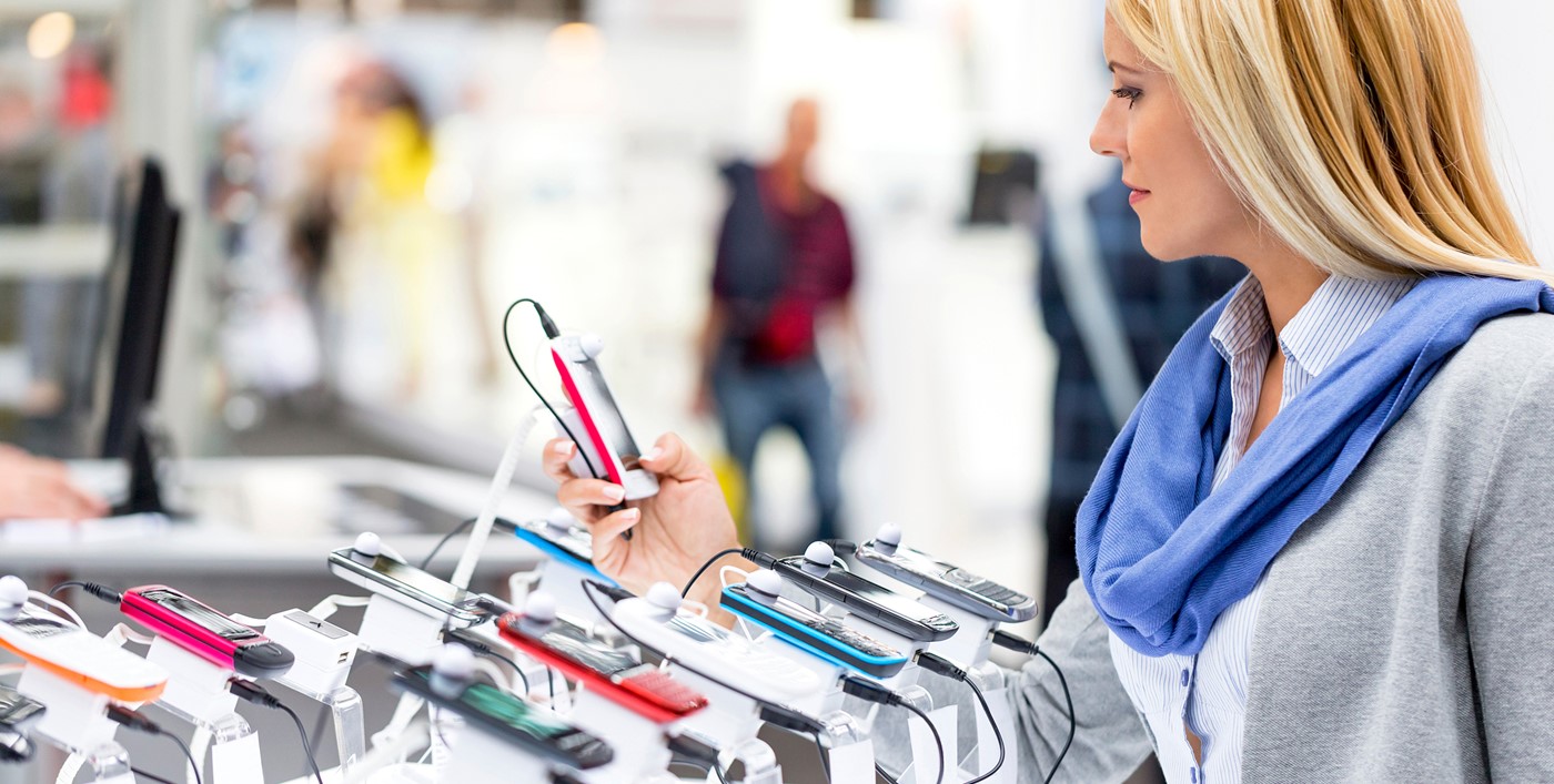 Vrouw aan stand met verschillende smartphones